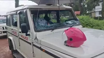 തൃശൂർ: നെല്ലങ്കരയില്‍ ലഹരി പാര്‍ട്ടിക്കിടെ പോലീസിന് നേരെ ഗുണ്ടാ ആക്രമണം, മൂന്നു പോലീസ് വാഹനങ്ങള്‍ തകര്‍ത്തു