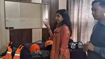 पौड़ी: जिलाधिकारी स्वाति एस भदौरिया ने आपदा प्रबंधन कार्यालय का किया औचक निरीक्षण, दिए आवश्यक निर्देश
