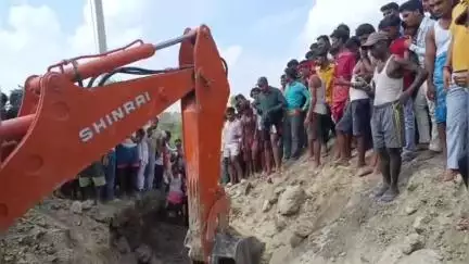 जोगापट्टी: चौबे टोला गांव में नाला खुदाई के दौरान मिट्टी धंसने से किशोर की मौत, एक घायल