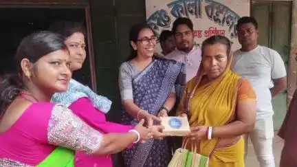 গড়বেতা ১: দিঘার জগন্নাথ মন্দিরের মহা প্রসাদ তুলে দিলেন এলাকার মানুষের হাতে বিধায়ক উত্তরা সিংহ হাজরা গড়বেতায়