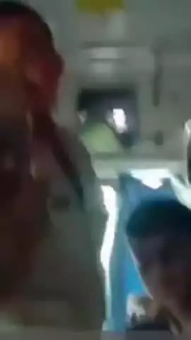 पुलिस की दादागिरी देखें. सेकंड क्लास AC में बिना टिकट यात्रा कर रहें हैं,ऑन ड्यूटी T.T.E को देख लेने की धमकी देने लगें.?