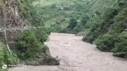 बाराकोट:पहाड़ों में हो रही मूसलाधार बारिश से रामेश्वर व घाट में सरयू नदी उफान पर प्रशासन अलर्ट।
