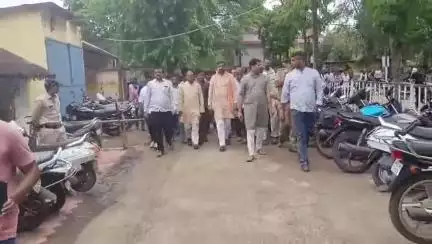 नरसिंहपुर: छात्रा की हत्या के बाद धरना कर रहे पीड़ित परिवार से ज़िला अस्पताल में मिले पूर्व राज्यमंत्री और भाजपा ज़िला अध्यक्ष