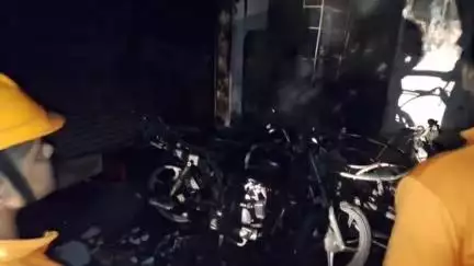 കോഴിക്കോട്: കോഴിക്കോട് മാവൂരിൽ വൻ തീപിടുത്തം കെഎംഎച്ച് മോട്ടോഴ്സ് എന്ന ഇരുചക്രവാഹന ഷോറൂമിലാണ് തീപിടുത്തം ഉണ്ടായത്