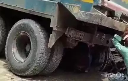 प्रगतिनगर स्थित गल्ला मंडी नहरिया रोड पर ओवरलोड ट्रक धंसा, जल जीवन मिशन योजना के ठेकेदारों पर लोगों ने खड़े किए सवाल