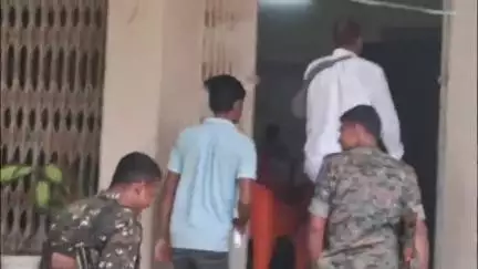औरंगाबाद: नगर थाने की पुलिस ने हत्या के प्रयास के आरोपी शिक्षक को मदनपुर के आजन से किया गिरफ्तार, कार्रवाई में जुटी पुलिस