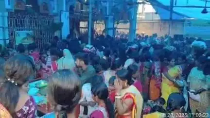 মুরারই ১: মুরারই স্টেশন সংলগ্ন রক্ষাকালী মাতার মন্দিরে পরিবারের মঙ্গল কামনার জন্য বিপদতারিনী পুজো দিতে  ভিড় মহিলাদের