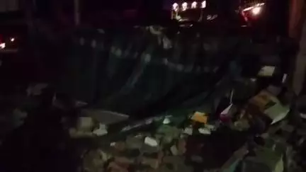 सहारनपुर: सहारनपुर में बेकाबू ट्रक दुकानों में घुसा, दो दुकानें मलबे में तब्दील, सिटी कोतवाली क्षेत्र के बेहट रोड की घटना