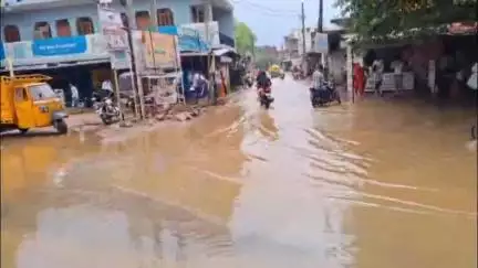 मऊरानीपुर: पिछले 7 घंटे से मऊरानीपुर में बारिश का कहर जारी, सड़के जलमग्न होने से लोगों की दैनिक क्रियाएं प्रभावित