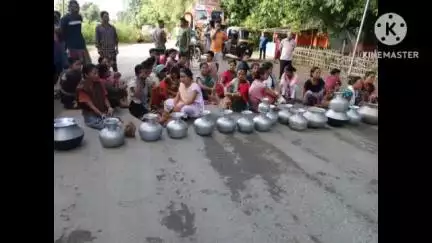 তেলিয়ামুড়া: পানীয় জলের দাবী জানিয়ে আসাম আগরতলা জাতীয় সড়ক অবরোধ করে ৩৬ মাইল এলাকায় ৩৬ মাইল এলাকার লোকজন