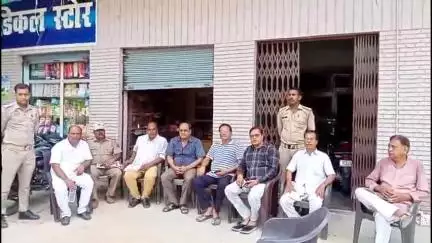 शिकोहाबाद: कथावाचक से बदसलूकी पर सियासत तेज, यादव महासभा के जिलाध्यक्ष सहित आधा दर्जन नेताओं को पुलिस ने स्टेशन रोड पर किया नजरबंद