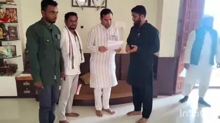रिसोड: मंगुळ झनक येथे मुख्यमंत्री युवा कार्य प्रशिक्षण प्रशिक्षणार्थींचे आमदार अमीत झनक यांना निवेदन