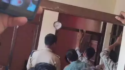 पोरसा: गांधी कॉलोनी में विद्युत कर्मचारी की संदिग्ध मौत, परिजनों ने जताई हत्या की आशंका, गले में मिले रस्सी के निशान