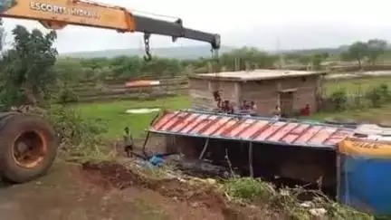 डिंडौरी: कमको मोहनिया गांव के समीप अनियंत्रित होकर पलटा ट्रक, बाल-बाल बचे चालक और परिचालक