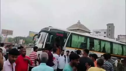 औरंगाबाद: रमेश चौक पर टाइम को लेकर दो बस संचालकों में हुई भिड़ंत, दोनों पक्ष से आधा दर्जन घायल; नगर थाने में प्राथमिकी दर्ज