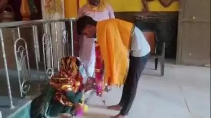 बिहार: बाबा मनीराम अखाड़ा मंदिर में महिला ने प्रेमी संग रचाई शादी, एक बच्चे की है माँ