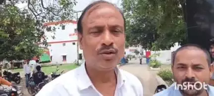 बलिया: कोतवाली में स्वघोषित समाजसेवी पर अधिवक्ता व पीड़ित ने रेलवे की जमीन और सामान चोरी करने का लगाया गंभीर आरोप