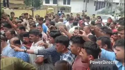 कालाढूंगी: कोटाबाग में संदिग्ध परिस्थिति में युवक ने जहर खाकर खुदकुशी की, गुस्साए लोगों ने चौकी का घेराव कर पुलिस पर लगाए आरोप