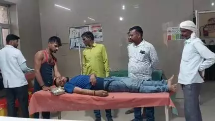 मैनपुरी: दन्नाहार क्षेत्र में बाइकों की आपसी भिड़ंत में बाइक सवार युवक घायल, जिला अस्पताल में कराया गया भर्ती