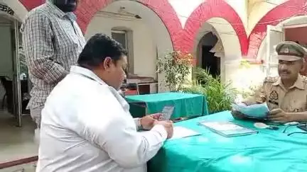 लखीमपुर: लखीमपुर सदर कोतवाली परिसर में आज कोतवाली प्रभारी हेमंत राय की अध्यक्षता में चल रहा थाना समाधान दिवस