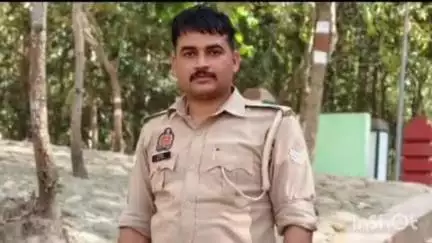 बिजनौर: बिजनौर में नूरपुर मार्ग पर गोलबाग चौराहे के पास सड़क किनारे खड़े ट्रक में घुसी कार, यूपी पुलिस के जवान की हुई मौत