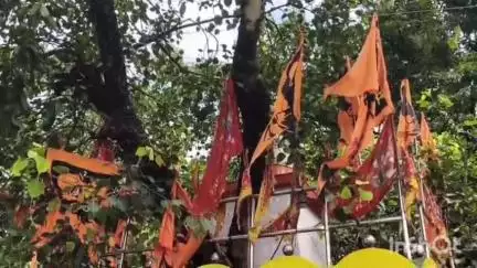 মাটিগাড়া: এস এফ রোডে কাজ করতে গিয়ে সামান্য ক্ষতিগ্রস্ত মন্দির, পরিদর্শনে মেয়র, বিরোধীদের কটাক্ষ করলেন তিনি