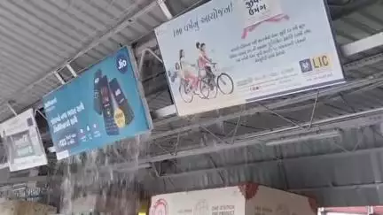 જામનગર શહેર: રેલવે સ્ટેશનમાં બેઠક વ્યવસ્થા પર વરસાદી પાણીના રેલા ઉતરતા મુસાફરોને પરેશાનીનો સામનો કરવો પડ્યો