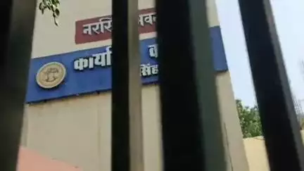 नरसिंहपुर: चारगांव के आदिवासी परिवार का आरोप, दबंग ने ज़मीन पर किया कब्ज़ा, प्रशासनिक अधिकारी भी नहीं कर रहे सहयोग