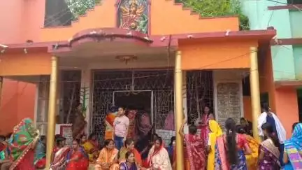 জামবনি: ঘুটিয়াতে মা বাসন্তী মন্দিরে সকাল থেকেই বিপদতারিনী পুজো দিতে ব্যাপক ভিড় মহিলাদের
