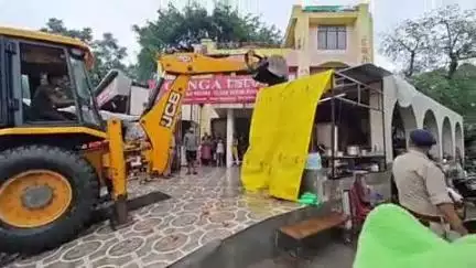 हरिद्वार: पुलिस और प्रशासन की टीम ने रोडीबेलवाला में अवैध अतिक्रमण हटाया, एसपी सिटी के नेतृत्व में गरजी जेसीबी