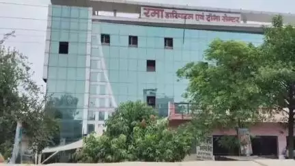 आज़मगढ़: नरौली स्थित रामा हॉस्पिटल में डॉक्टर की लापरवाही से व्यक्ति की मौत, ग्रामीणों ने शव को सड़क पर रखकर किया हंगामा