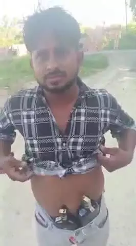 पुपरी: भिट्ठा मोर चेक पोस्ट पर पुपरी पुलिस ने 2 बोतल अंग्रेजी शराब के साथ एक तस्कर को किया गिरफ्तार
