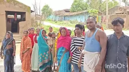 रमकंडा: रमकंडा प्रखंड के गौरयाक्रम टोला के 200 घरों के लोग अंधेरे में, सोलर सिस्टम दो महीने से ठप #jansamasya