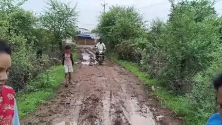 दमोह: आमचौपरा में दलदल में तब्दील हुई सड़क, ग्रामीणों ने कलेक्टर एवं जनप्रतिनिधियों से लगाई सड़क निर्माण की गुहार #jansamasya