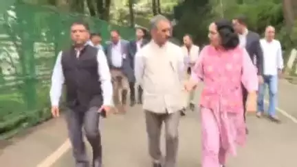 शिमला शहरी: मुख्यमंत्री सुखविंदर सिंह सुक्खू ने ओक ओवर शिमला से सचिवालय की ओर पैदल निकाली यात्रा