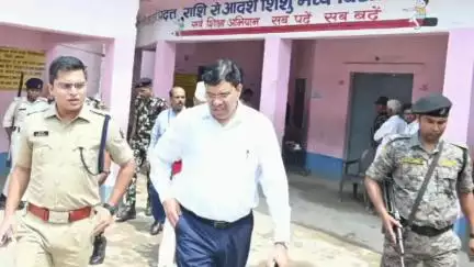 बक्सर: नगर पालिका उप निर्वाचन को लेकर DM व SP ने मतदान केंद्रों का किया निरीक्षण, 11 बजे तक 8.29% हुआ मतदान