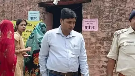 शाहपुर: शाहपुर में दो वार्ड पार्षद पद के लिए हो रहे उपचुनाव में मतदान केंद्रों का निरीक्षण जगदीशपुर के एसडीएम और एसडीपीओ ने किया