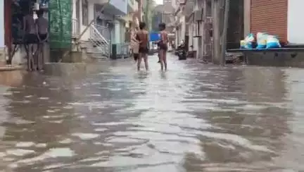 कौंच: कोंच नगर में बारिश ने नगर पालिका की पोल खोली, नालों की सफाई नहीं कराई, सड़कें तालाब में तब्दील, सड़कों पर भरा गंदा पानी