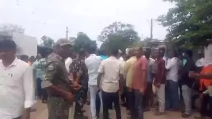 సిర్పూర్ టి: పోలీసు వలయంలో మార్తడి గ్రామం, స్వప్న కుటుంబానికి న్యాయం చేయాలని ఆందోళన చేస్తున్న గ్రామస్తులు, బంధువులు