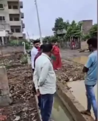 दर्यापूर: न.प.क्षेत्रातील सैनिक कॉलनी, साईनगर येथील नालीच्या बांधकामात अनियमितता;रहिवासी इंजिनियर वर संतप्त #Jansamasya