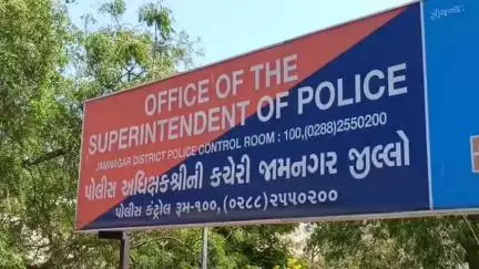 જામનગર શહેર: સુભાષ માર્કેટ વિસ્તારમાં આવેલ ડ્રાયફ્રૂટ્સની દુકાનમાં વેપારીને તેની સ્ત્રીમિત્રને ચોકલેટ ખવડાવવી ભારે પડી