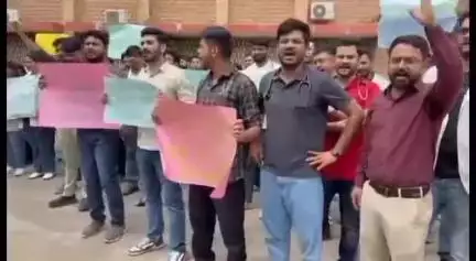 जोधपुर: मेडिकल कॉलेज में डॉक्टरों ने डॉ. रवि को न्याय दिलाने व प्रशासनिक लापरवाही के विरोध में पूर्ण कार्य का किया बहिष्कार