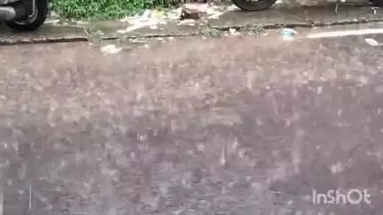 জামালপুর: সকাল থেকে তুমুল বৃষ্টি, জামালপুরে থানা মোড় থেকে বকুলতলা রাস্তা জলের নিচে সমস্যায় পথ চলতি মানুষজন সহ স্কুল ছাত্র ছাত্রী