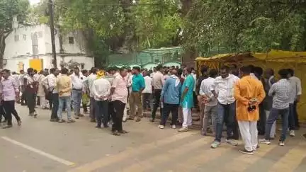 उन्नाव: एग्रो इनपुट डीलर्स एसोसिएशन यूपी के जिलाध्यक्ष ने बीज और खाद को लेकर सैकड़ों विक्रेताओं के साथ डीएम ऑफिस में दिया ज्ञापन