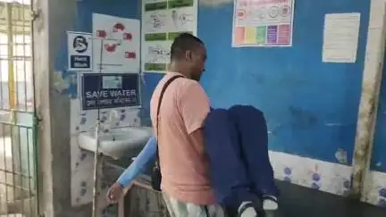 কালচিনি: স্কুল বাস নেই, ট্রাকে করে ভিড়ে ঠাসাঠাসি করে বিদ্যালয়ে আসার সময় অসুস্থ হল আটিয়াবাড়ি চা বাগানের এক ছাত্রী
#jansamasya