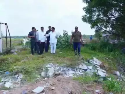 పటాన్​​చెరు: డివిజన్ లోని చిన్న వాగు సమీపంలోని స్మశాన వాటికలో చేపడుతున్న అభివృద్ధి పనులను పరిశీలించిన ఎమ్మెల్యే మహిపాల్ రెడ్డి