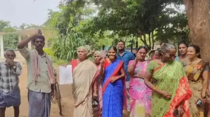 ఖానాపూర్: ఇళ్ల సమీపంలో సెల్ టవర్ వేయవద్దని కోరుతూ గ్రామస్తులు పంచాయతీ కార్యాలయం వద్ద నిరసన