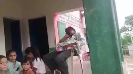 मोहनगढ़: शराब के नशे में धुत शिक्षक विद्यालय पहुंचा, बच्चों को पढ़ाने की जगह कुर्सी पर खर्राटे लेने लगा, वीडियो वायरल