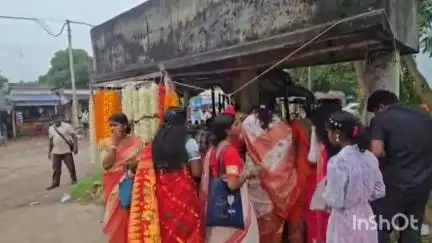 বর্ধমান ২: আজ বিপত্তারিণী ব্রত বিপদতারিনী ব্রত উপলক্ষে শক্তিগড় কালী বাড়িতে চলছে পূজা অর্চনা সকাল থেকেই,হাজার ভক্ত সমাগমে