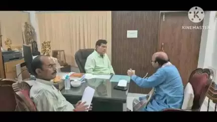 बस्ती: पूर्व सांसद हरीश द्विवेदी ने नगर विकास मंत्री एके शर्मा से मुलाकात की, नगर पंचायत गायघाट की समस्याओं पर की चर्चा